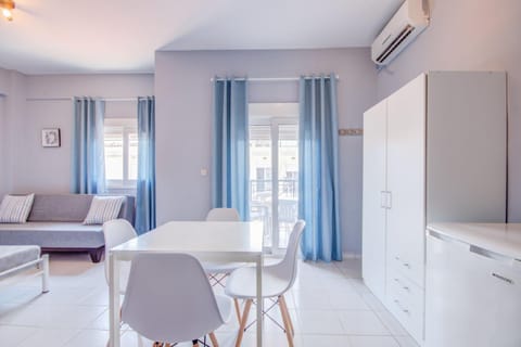 Photo of the whole room, Seating area, Dining area, wardrobe, air conditioner