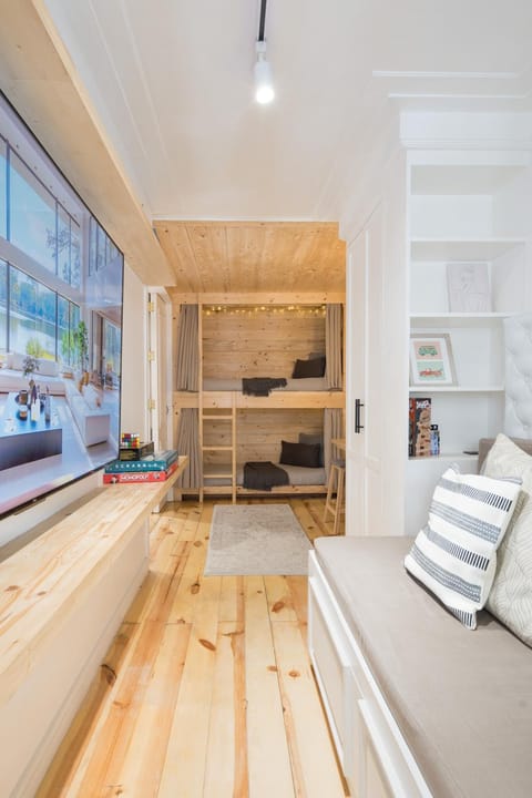 Bedroom, bunk bed