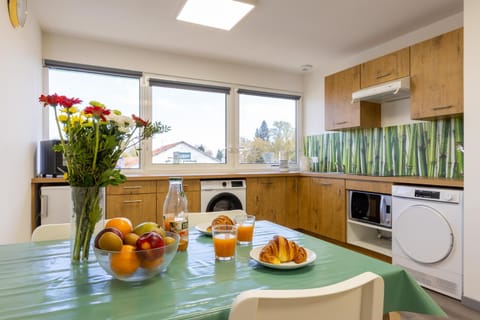 Coffee/tea facilities, Dining area, microwave, oven, stove, washing machine, dryer, kitchen