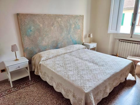 Bed, Photo of the whole room, Bedroom, internet