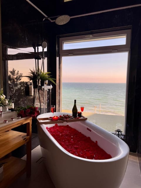 Bathroom, Food and drinks, Beach, Sea view, Drinks, Sunrise, Sunset, Bath