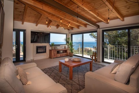 Patio, Natural landscape, TV and multimedia, View (from property/room), Balcony/Terrace, Living room, Seating area, Evening entertainment, Sea view