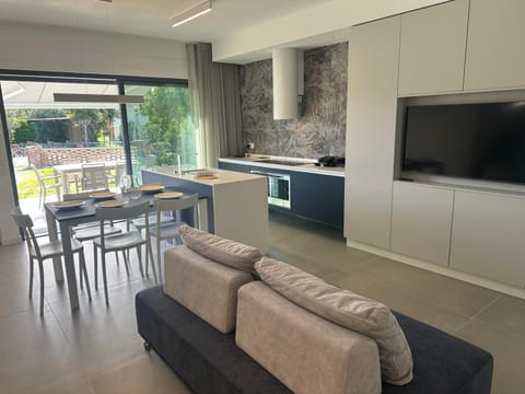 TV and multimedia, Living room, microwave, oven, kitchen