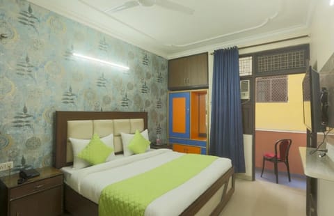 Communal lounge/ TV room, Bed, TV and multimedia, Balcony/Terrace, Seating area, Bedroom, wardrobe