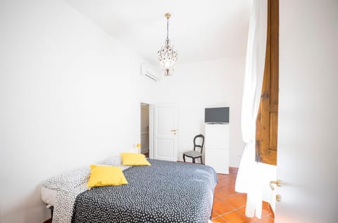 Bed, TV and multimedia, Bedroom