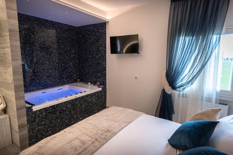 Hot Tub, Photo of the whole room, Bedroom