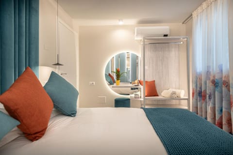 Photo of the whole room, Bedroom, air conditioner