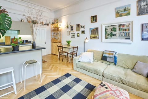 Kitchen or kitchenette, Living room, Seating area, Dining area