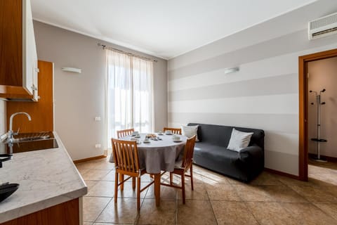 Kitchen or kitchenette, Living room, Seating area, Dining area