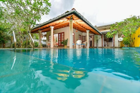Property building, Day, Pool view, Swimming pool, Swimming pool