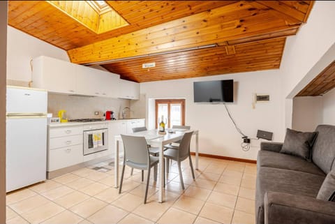 TV and multimedia, Kitchen or kitchenette, Living room, Seating area, Dining area, oven, pet friendly, stove