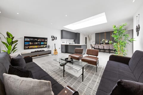 Communal lounge/ TV room, TV and multimedia, Living room, Seating area, Evening entertainment