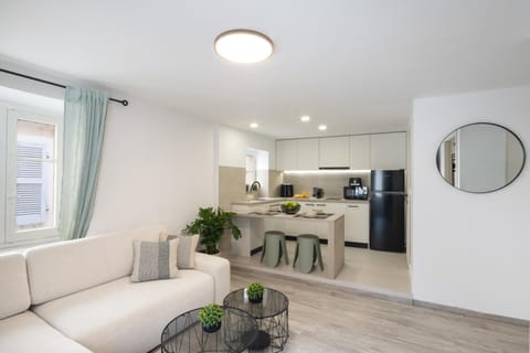Kitchen or kitchenette, Living room, Seating area, Dining area, stove