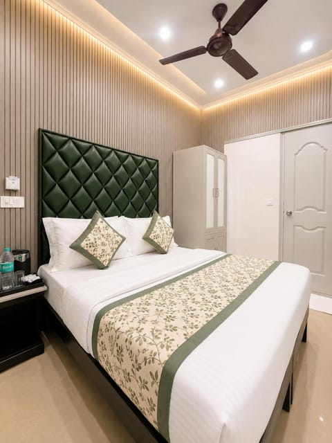 Bed, Photo of the whole room, Bedroom, fireplace, wardrobe