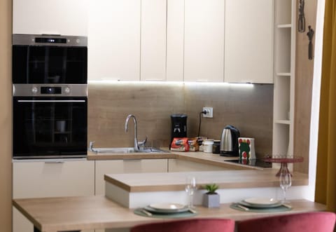 Coffee/tea facilities, Kitchen or kitchenette, Dining area, stove, toaster