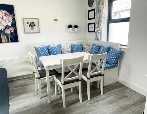 Seating area, Dining area