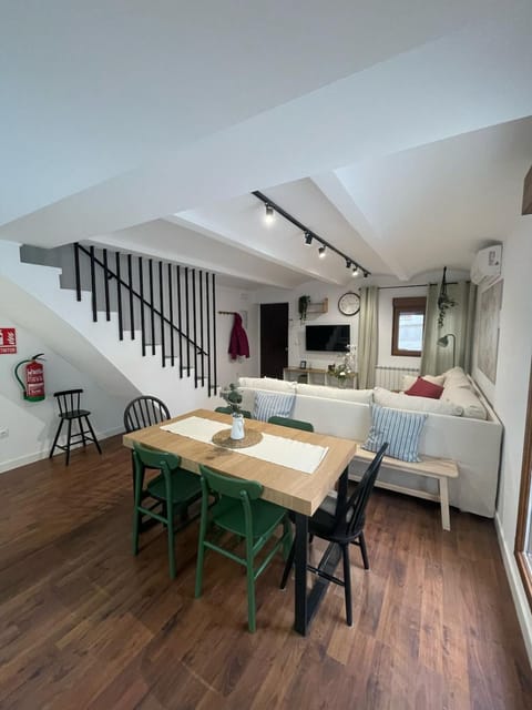 TV and multimedia, Living room, Seating area, Dining area