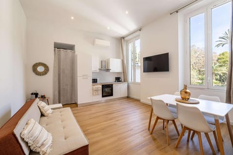 TV and multimedia, Kitchen or kitchenette, Living room, Photo of the whole room, Seating area, Dining area
