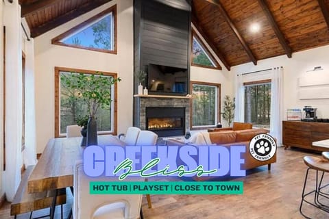 Stayhocha Creek Cabin, Playlet, Bubbling Hot tub Cabin in Broken Bow