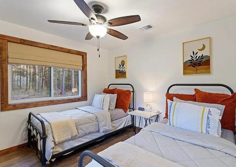 Stayhocha Creek Cabin, Playlet, Bubbling Hot tub Cabin in Broken Bow