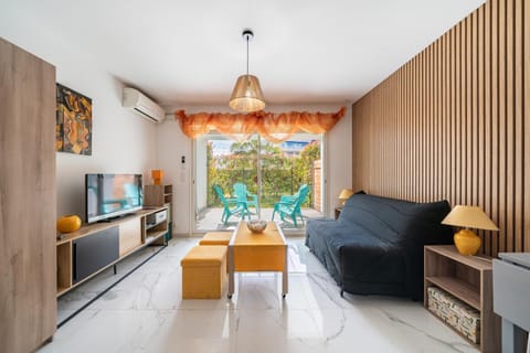 Living room, Seating area, air conditioner
