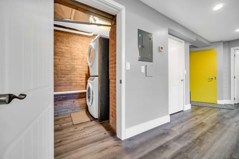 Cle Suites 3BR 2BA 5 min Walk to Cle Clinic Unit 1 Apartment in Cleveland Heights