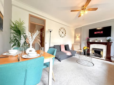 Communal lounge/ TV room, TV and multimedia, Living room, Seating area, Evening entertainment, fireplace