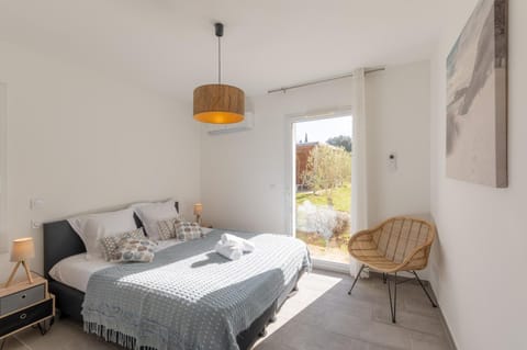 Bed, Photo of the whole room, Bedroom, Garden view, Pool view, towels