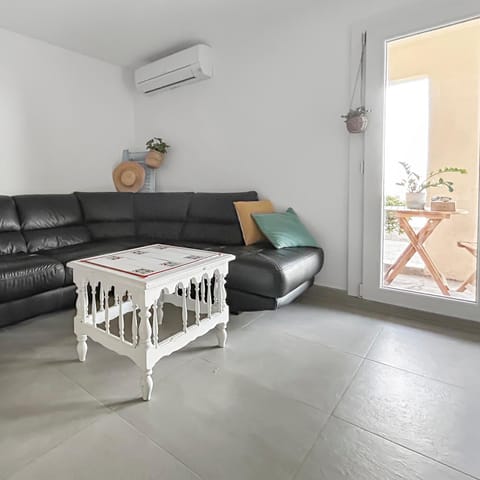 Living room, air conditioner