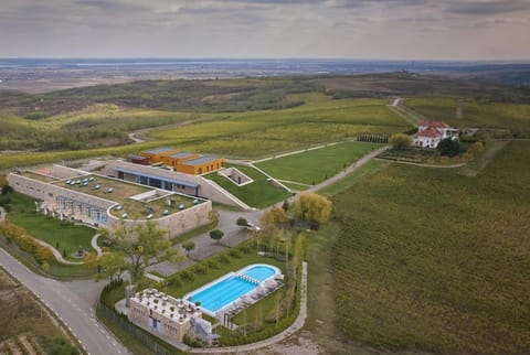 Property building, Day, Neighbourhood, Natural landscape, Bird's eye view, Mountain view, Pool view, Swimming pool