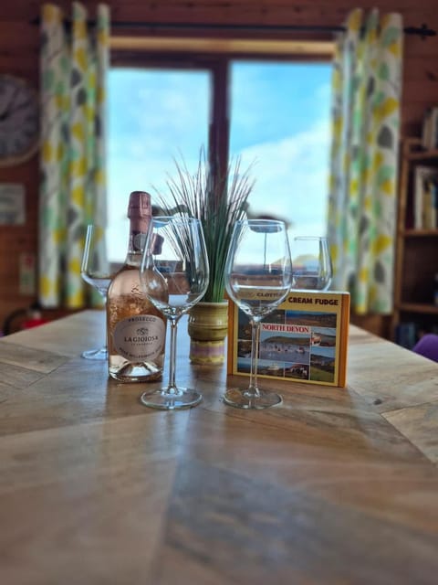 3-Bed Ocean View Lodge - Parking & Terrace House in Ilfracombe