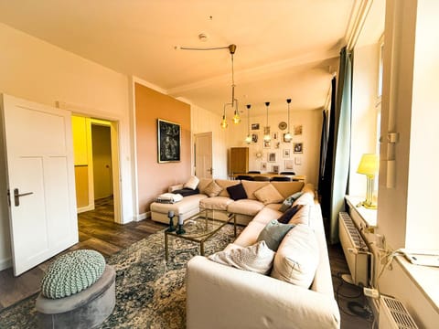 Communal lounge/ TV room, TV and multimedia, Living room, Photo of the whole room, Seating area, Bedroom