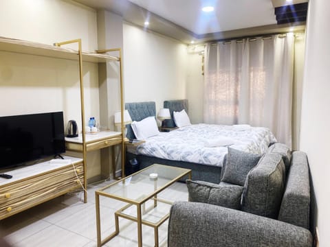 Bed, TV and multimedia, Photo of the whole room, Seating area, Bedroom