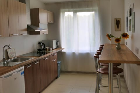 Dining area, dishwasher, pet friendly, stove, toaster