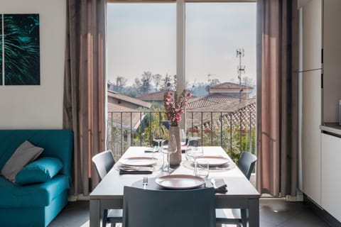 Day, Dining area