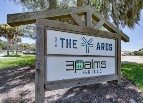 Bermuda Bungalow - 3BR stay w BBQ House in Palm Valley