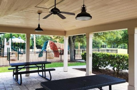 Bermuda Bungalow - 3BR stay w BBQ House in Palm Valley