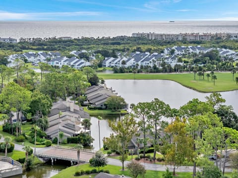 Lakeshore Luxury - Sunny condo near beach w deck House in Sawgrass