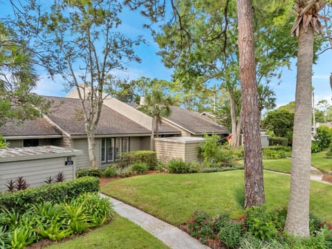 Lakeshore Luxury - Sunny condo near beach w deck House in Sawgrass