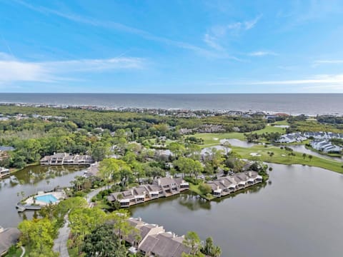 Lakeshore Luxury - Sunny condo near beach w deck House in Sawgrass