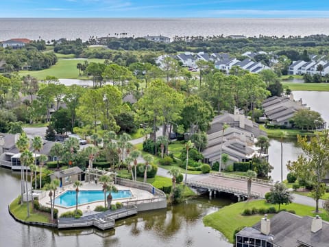 Lakeshore Luxury - Sunny condo near beach w deck House in Sawgrass