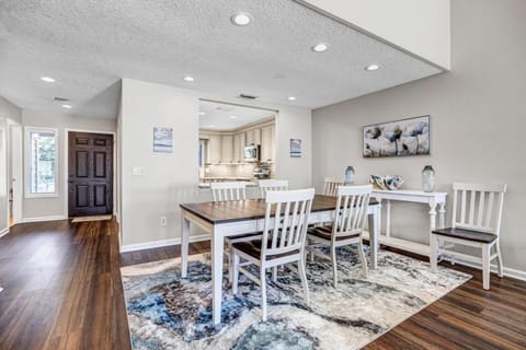 Sawgrass Serenity - Luxury retreat w pool & patio House in Palm Valley