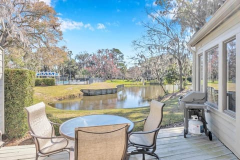 Sawgrass Serenity - Luxury retreat w pool & patio House in Palm Valley
