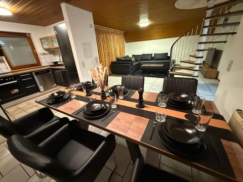 Seating area, Dining area