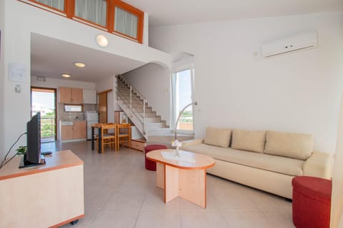 Kitchen or kitchenette, Living room, Seating area, Dining area, air conditioner