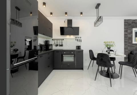 Kitchen or kitchenette, Dining area, oven, stove