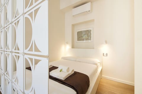 Bedroom, towels, air conditioner