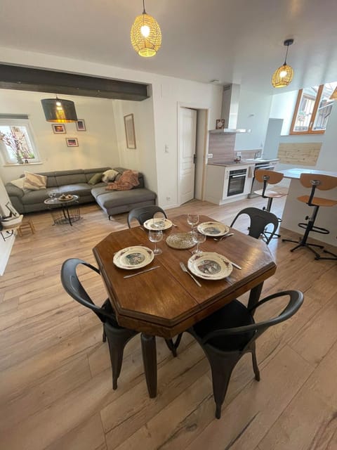 Living room, Seating area, Dining area