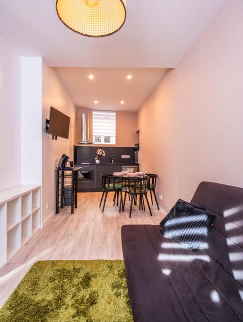 Kitchen or kitchenette, Living room, Seating area, Dining area