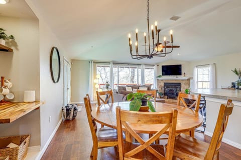 Creekside Cottage with Deck and Hot Tub in Belton House in Belton